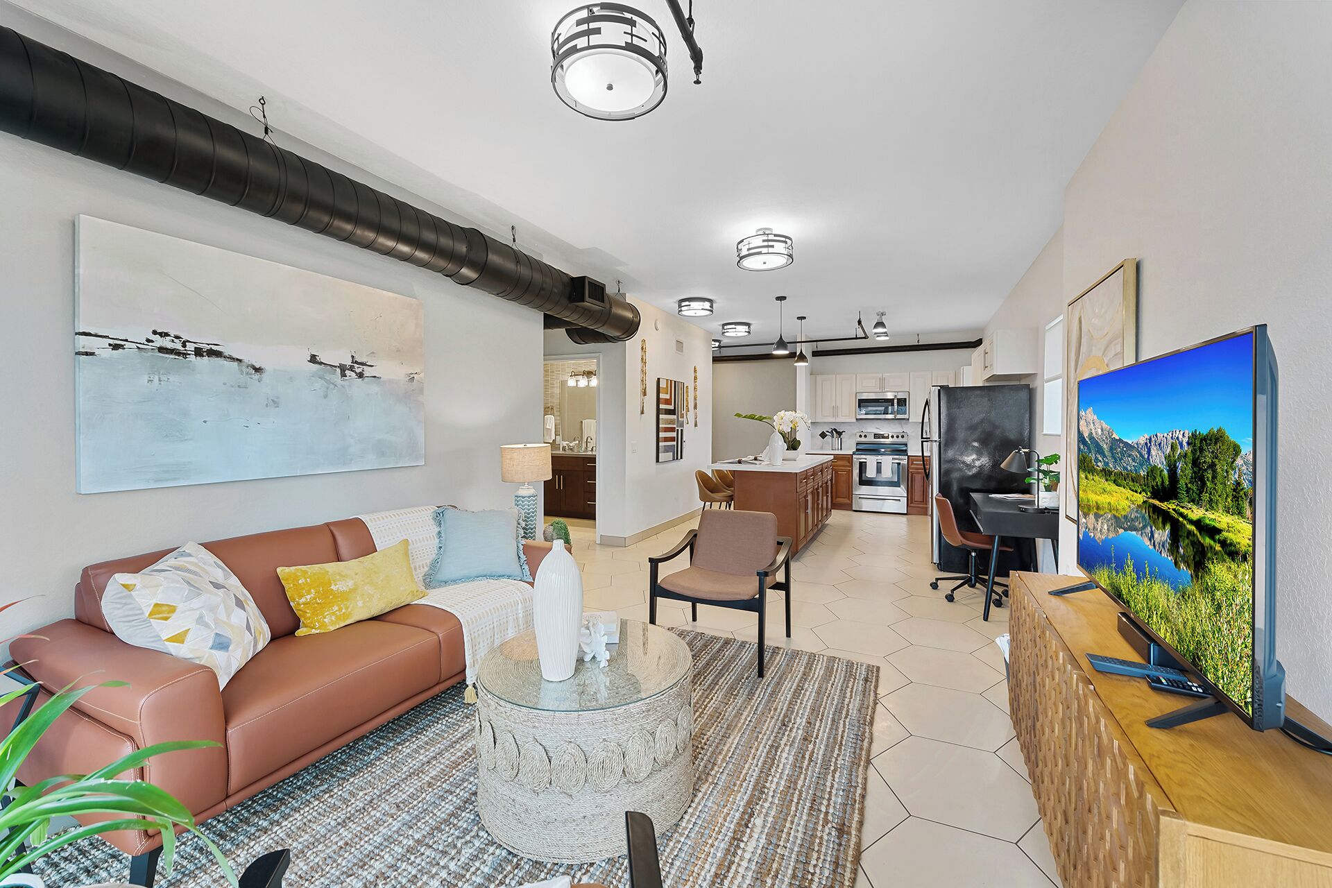 Deluxe-sviitti, 1 suuri parisänky, keittiö, näköala uima-altaalle | Oleskelualue | 55–tuumainen äly-TV, jossa digitaalikanavat