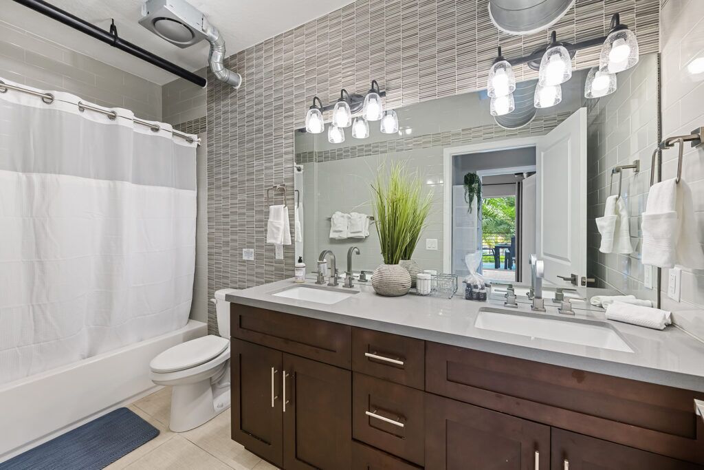 Combined shower/bathtub, free toiletries, hair dryer, towels