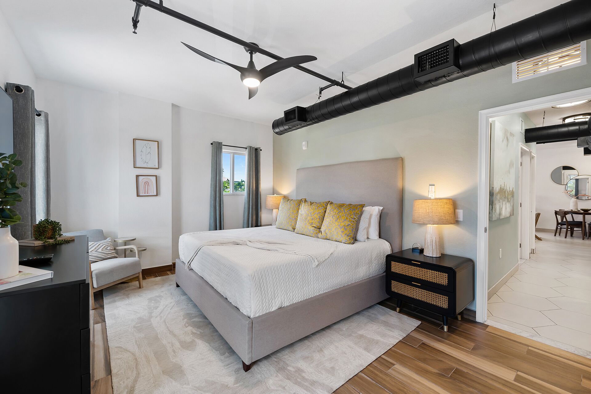 高級寝具、低反発ベッド、客室ごとに異なる装飾、客室ごとに異なるインテリア