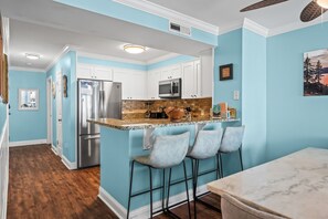 Refrigerador, microondas, horno y parrilla de estufa 