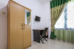 Kamar Double Standar | Area keluarga | Televisi layar datar 32-inci dengan saluran TV kabel dan TV