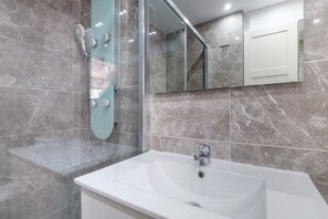 Dusche, Haartrockner, Handtücher