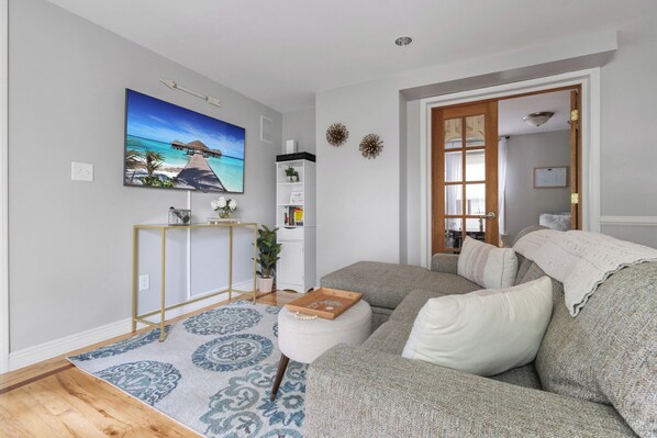 Smart TV, libros y estéreo