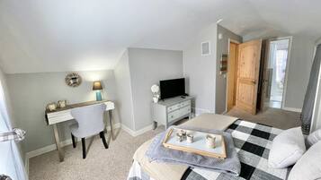 3 habitaciones, escritorio y tabla de planchar con plancha