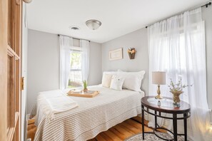 3 habitaciones, escritorio y tabla de planchar con plancha