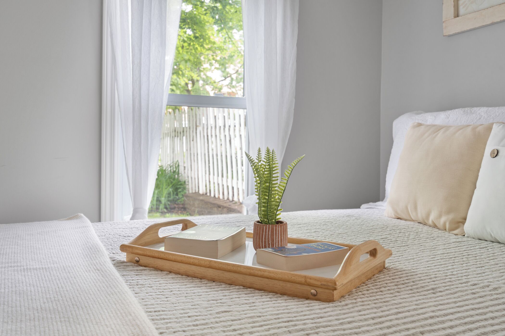 3 habitaciones, escritorio y tabla de planchar con plancha 