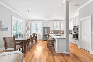 Réfrigérateur, four à micro-ondes, un four, surface de cuisson