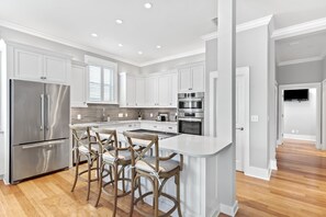 Jääkaappi, mikroaaltouuni, uuni, liesi