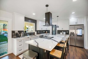 Refrigerador, microondas, horno y parrilla de estufa 
