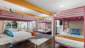 4 bedrooms, iron/ironing board, WiFi, bed sheets