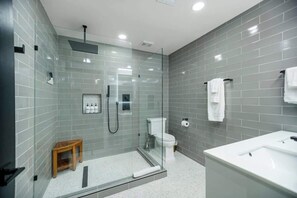 Bathtub, hair dryer, towels, shampoo - Splash House: Heated Pool | Big Backyard | Game/Arcade Room | Perfect for Groups (Tempe)