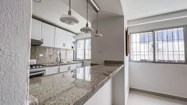 Jääkaappi, uuni, liesi, kahvin-/teenkeitin