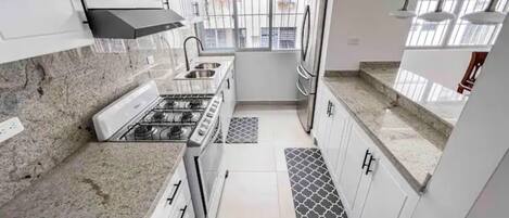 Réfrigérateur, four, plaque de cuisson, cafetière/bouilloire