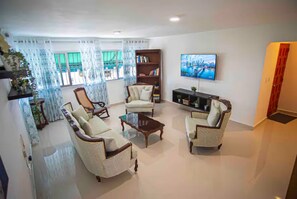 Smart TV, books, stereo, offices