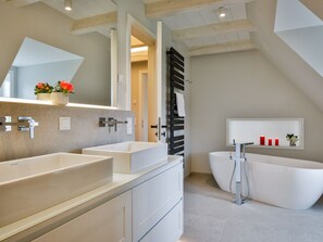 Shower, hair dryer, bidet, towels - Reet & Residence - Luxus Ferienhaus Sylt (Sylt)