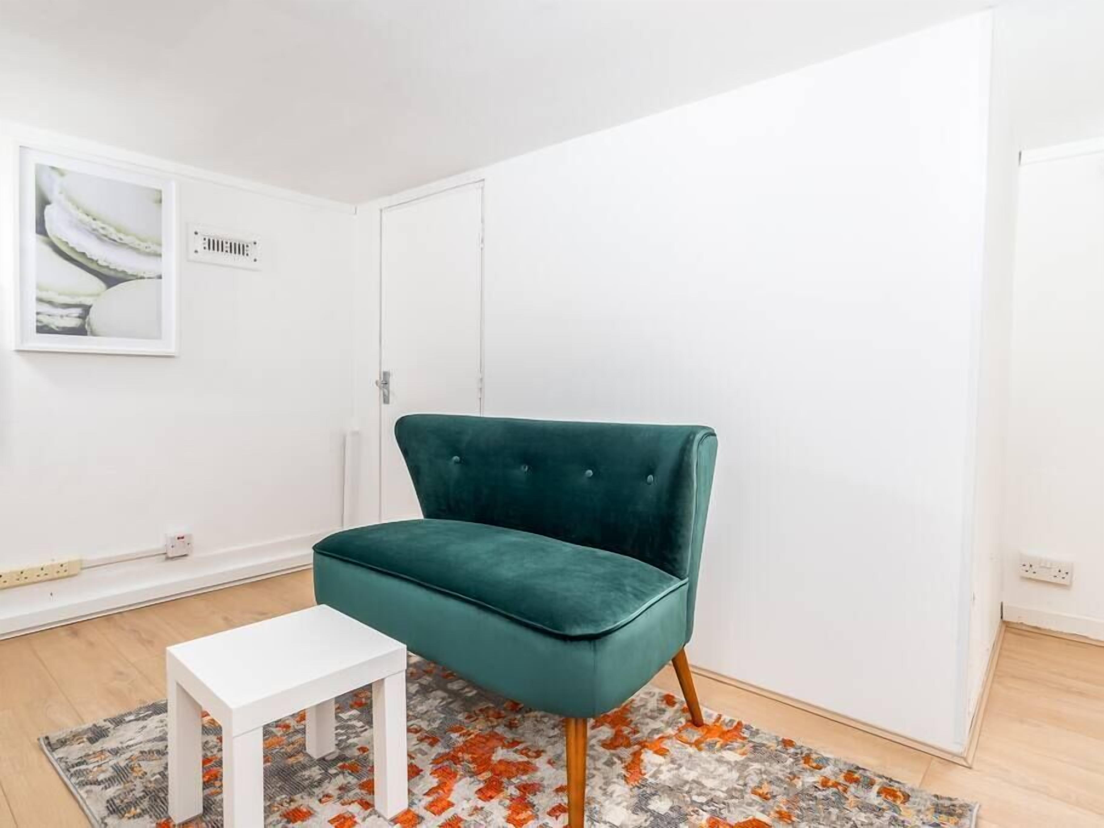 "Furnished Rentals Direct" WiggenHouse Stylish 3 Bedroom house - Free Parking