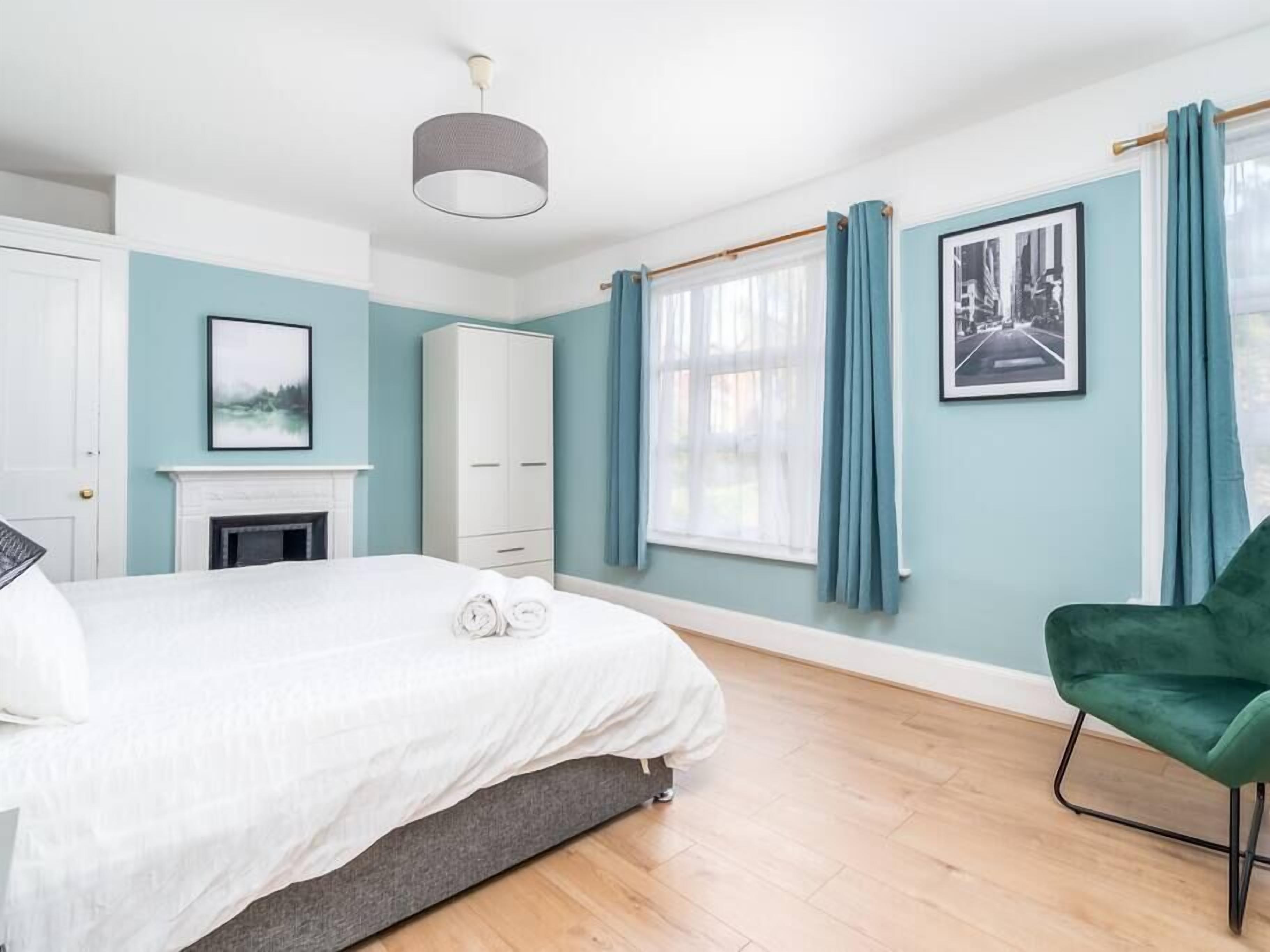 "Furnished Rentals Direct" WiggenHouse Stylish 3 Bedroom house - Free Parking