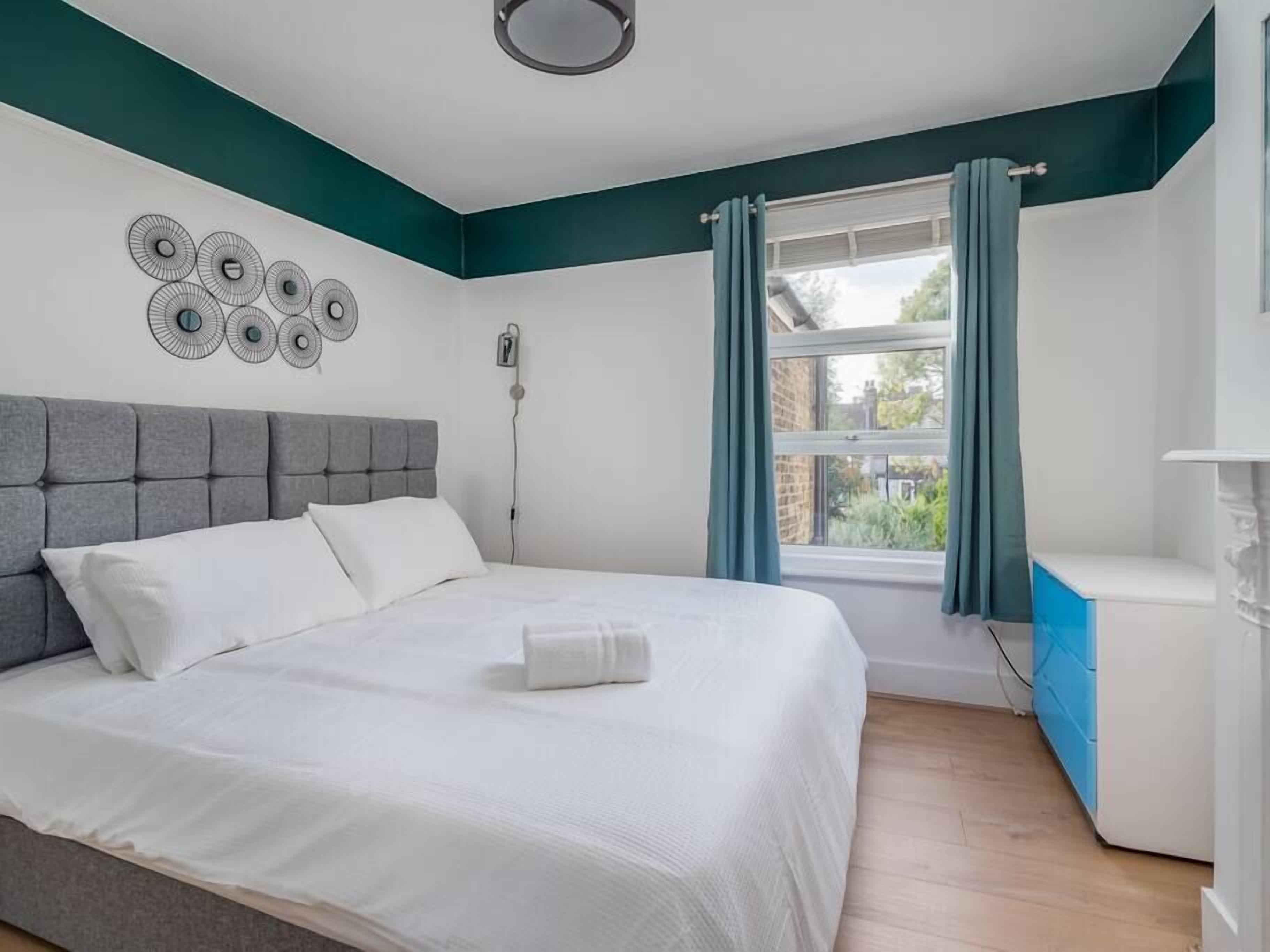 "Furnished Rentals Direct" WiggenHouse Stylish 3 Bedroom house - Free Parking