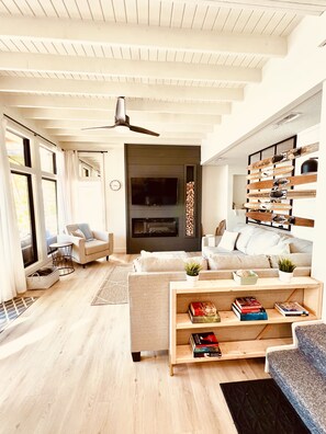 Älytelevisio, takka, kirjoja