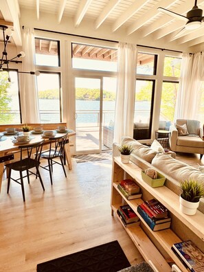 Smart TV, fireplace, books - LITTLE BLACK SHACK a 5b-3ba lakehouse on the Main channel of Lake of the Ozarks (Linn Creek)