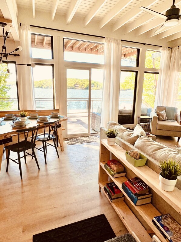 Älytelevisio, takka, kirjoja