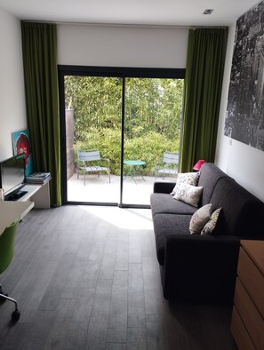 TV, books, stereo - Cosy studio with garden near town center Air conditioning (Aix-en-Provence)