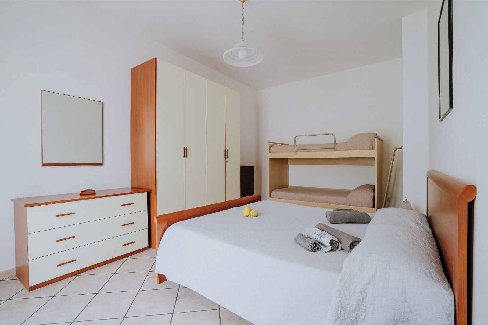 2 quartos, ferros/tábuas de passar roupa, berço de viagem