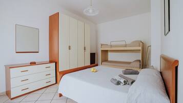 2 quartos, ferros/tábuas de passar roupa, berço de viagem