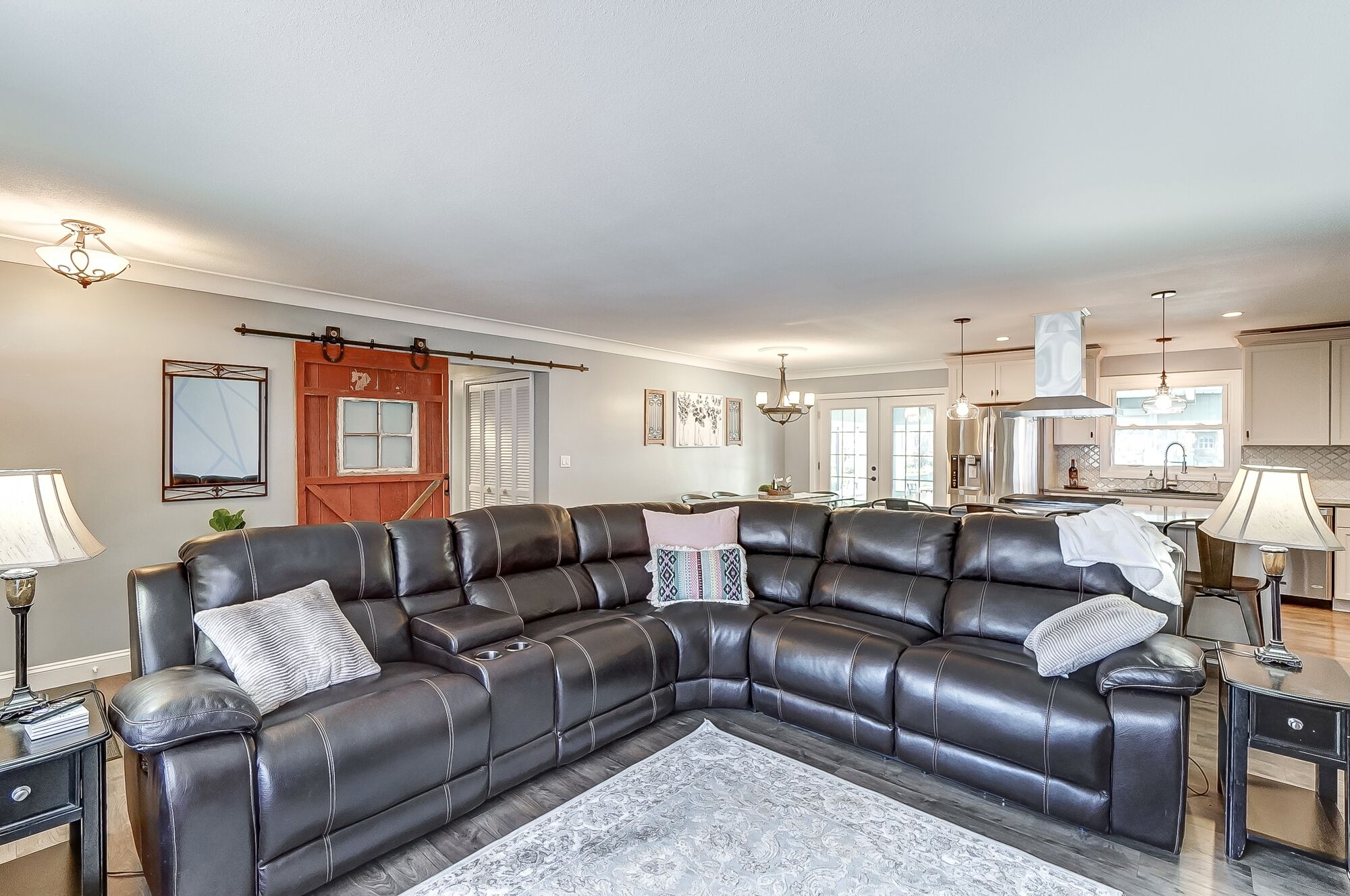 智能電視、壁爐、電子遊戲、書籍