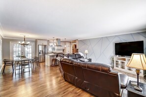 Smart TV, fireplace, video games, books - Newly Renovated, 1 block from BGSU, spacious and comfortable  (Bowling Green)