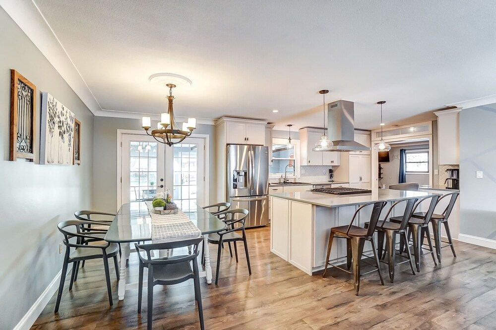 Newly Renovated, 1 block from BGSU, spacious and comfortable
