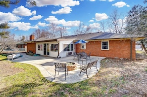 Outdoor dining - Newly Renovated, 1 block from BGSU, spacious and comfortable  (Bowling Green)