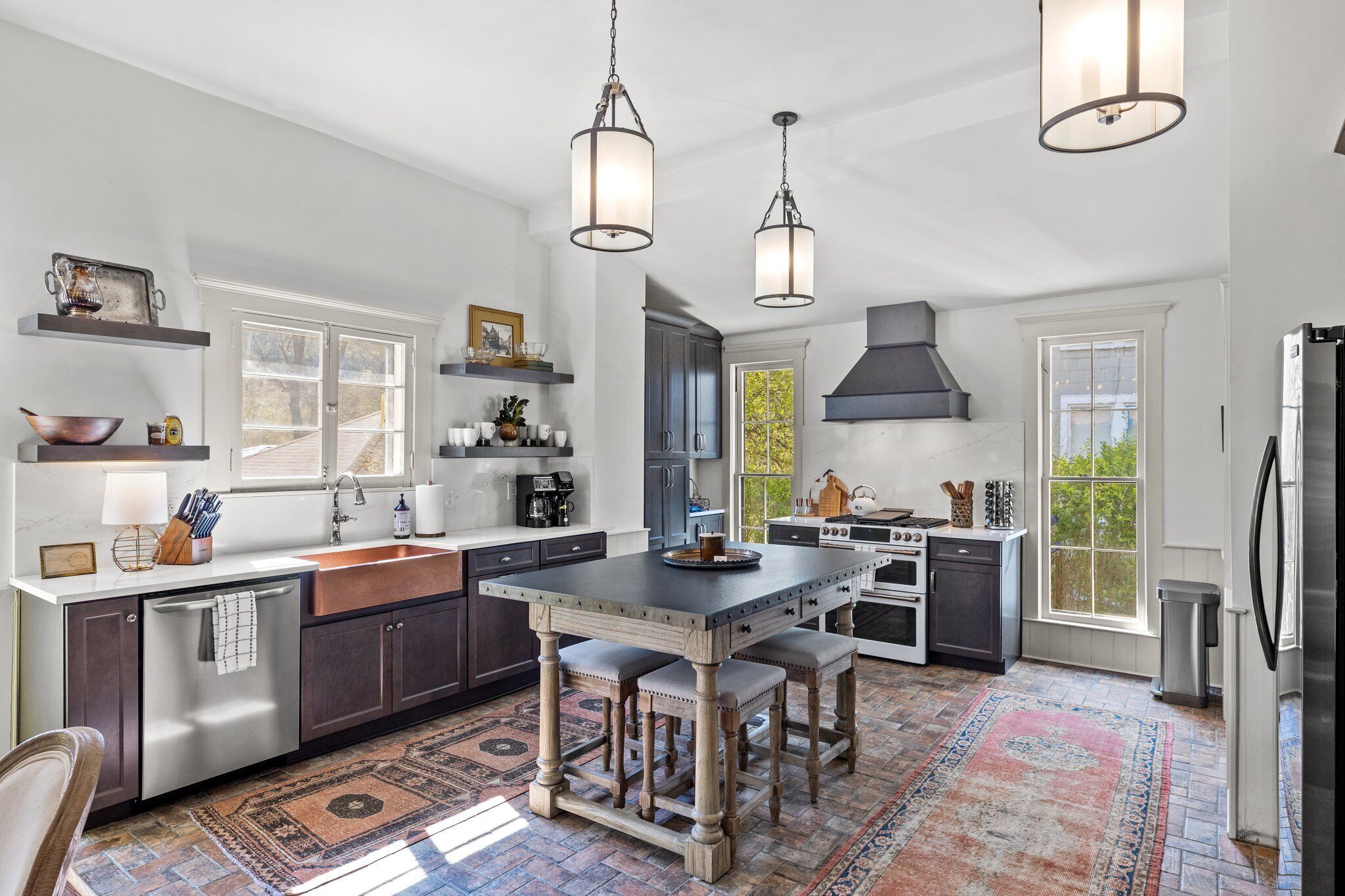 This house is a 6 bedroom(s), 4 bathrooms, located in Frankfort, KY.