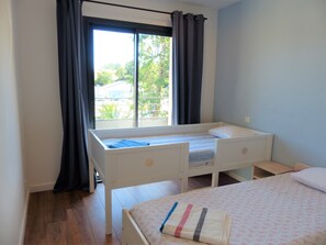 4 عدّة غرف نوم وواي فاي وملاءات أسرّة