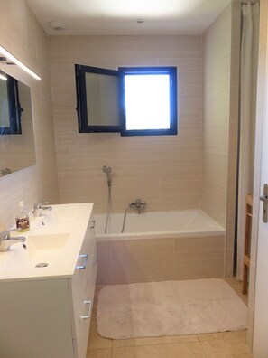 تجهيزات دش، مجففات شعر، مناشف، صابون