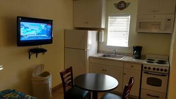 Réfrigérateur, micro-ondes, four