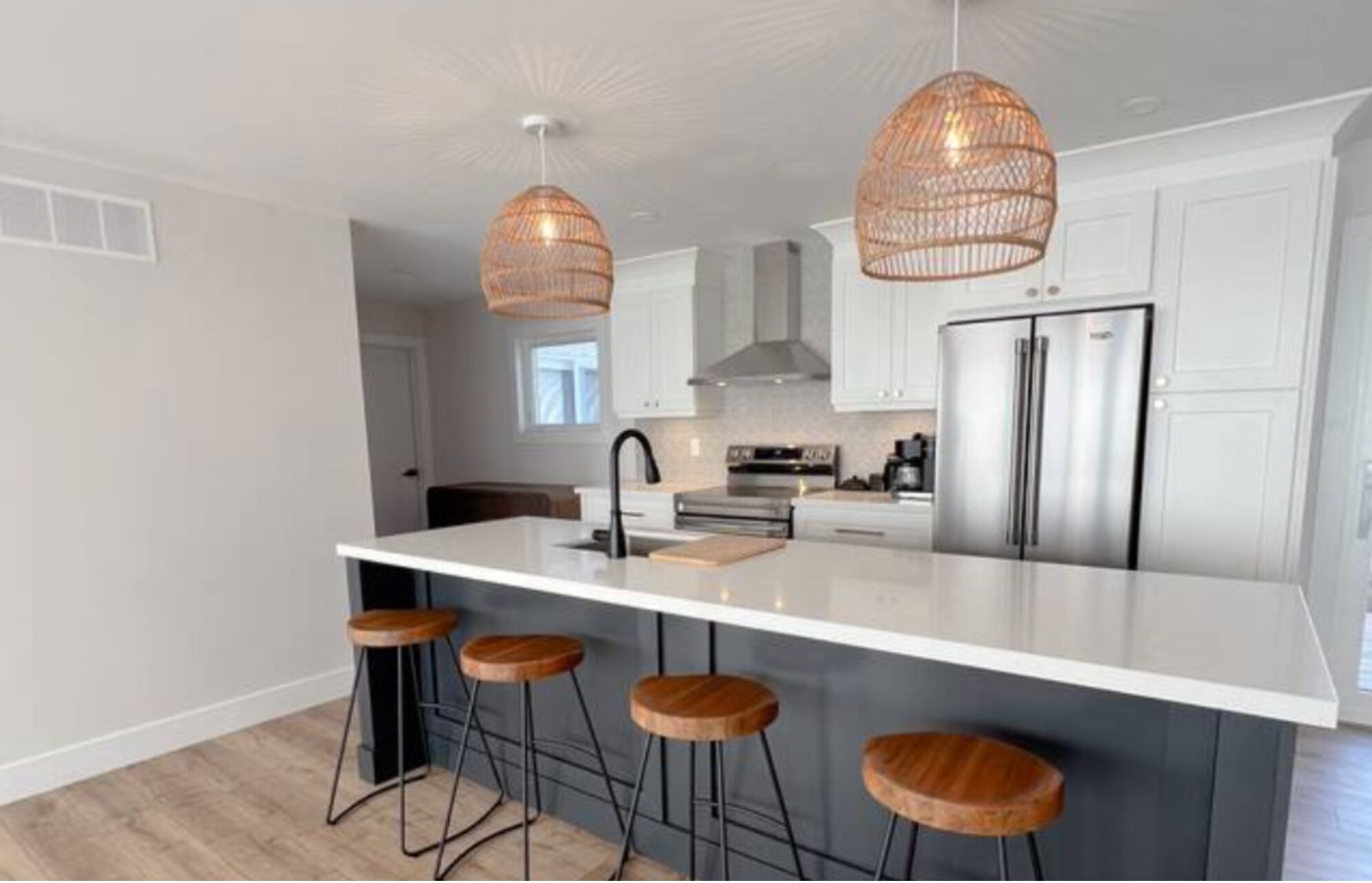 Chic Lake Front Cottage on Cedar