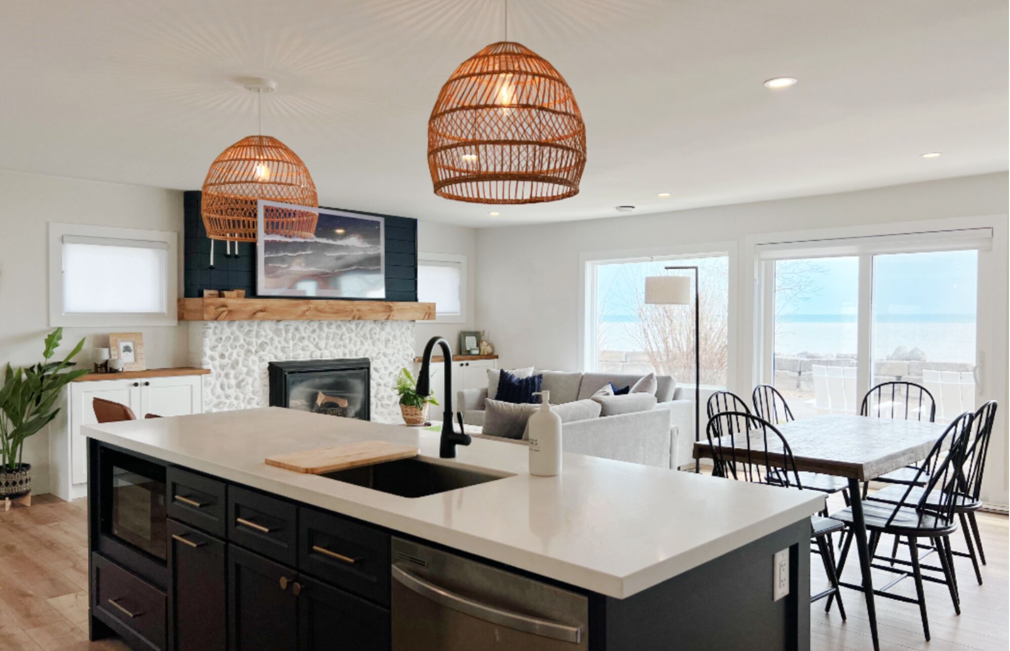 Chic Lake Front Cottage on Cedar