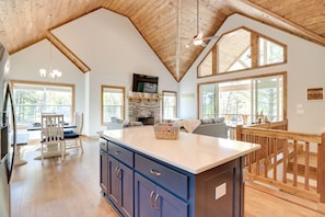 TV, fireplace - 'Lakeside Paradise' in Ellijay: Hot Tub, Fire Pit (Ellijay)