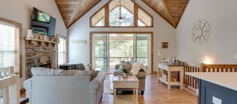 'Lakeside Paradise' in Ellijay: Hot Tub, Fire Pit