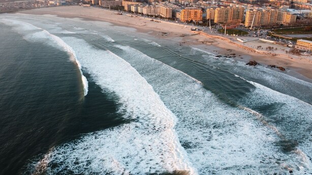 Un paisaje urbano costero con playa y edificios altos.