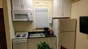 雪櫃、微波爐、廚房用具/餐具/器皿
