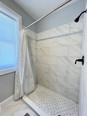 Shower, hair dryer, towels, soap - Point on Pollock - Brewery Row - Brim of Downtown (New Bern)