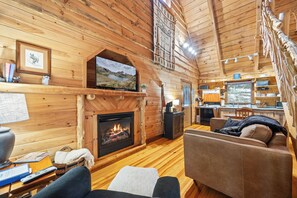 Smart TV, fireplace - Peaceful Creekside Cabin in Dahlonega, GA with Hot Tub (Dahlonega)