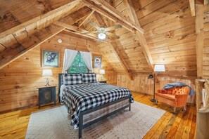 2 bedrooms, iron/ironing board, free WiFi, bed sheets - Peaceful Creekside Cabin in Dahlonega, GA with Hot Tub (Dahlonega)