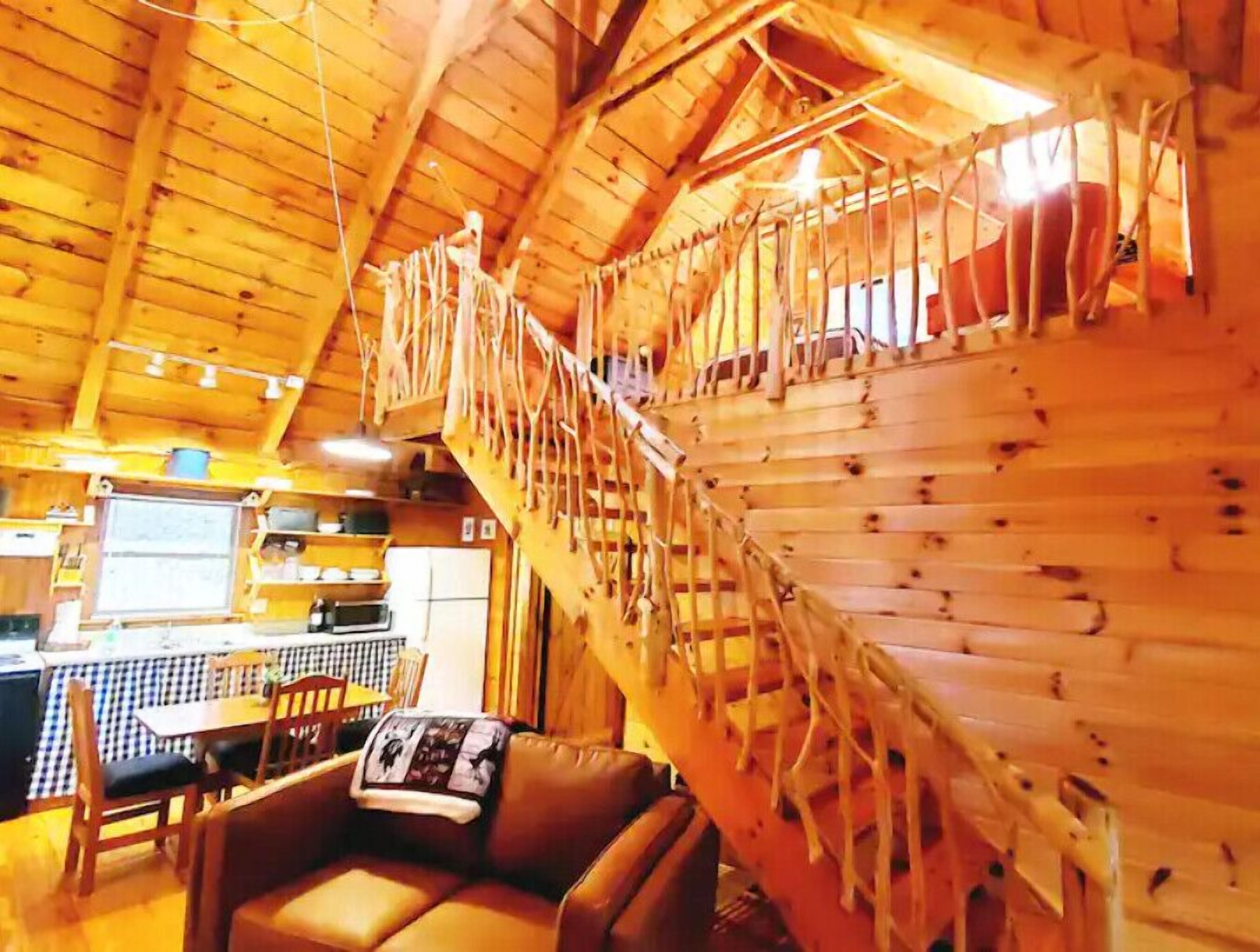 Peaceful Creekside Cabin w/Hot Tub