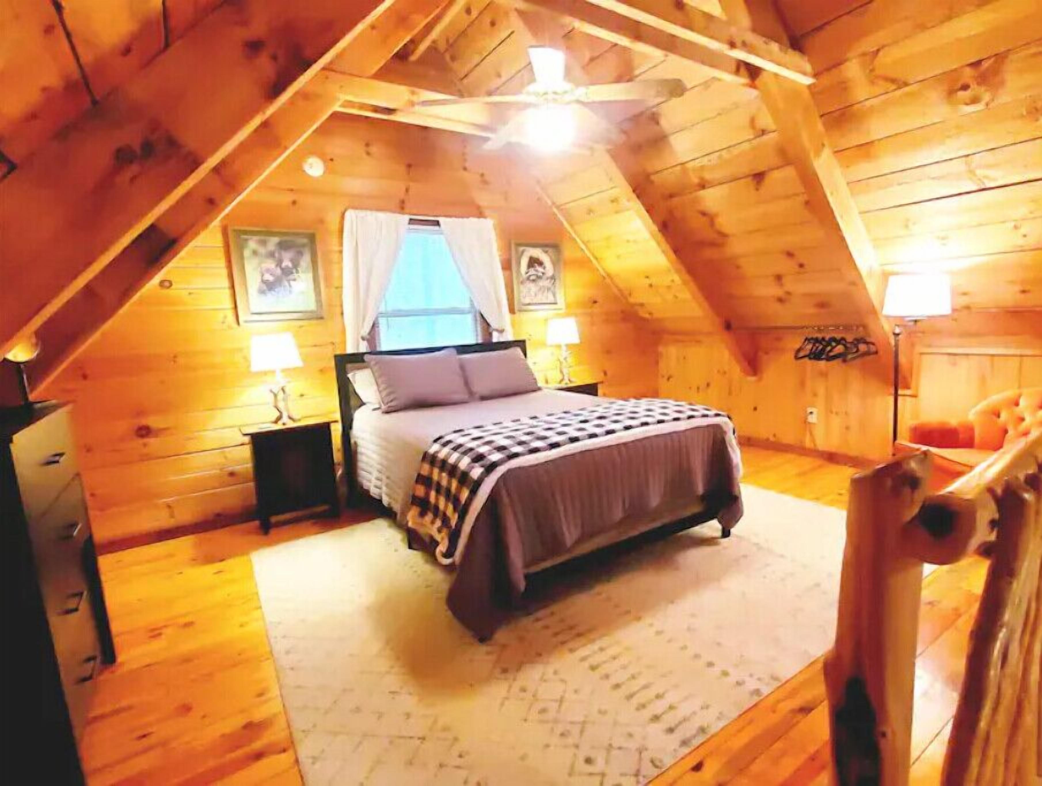 Peaceful Creekside Cabin w/Hot Tub