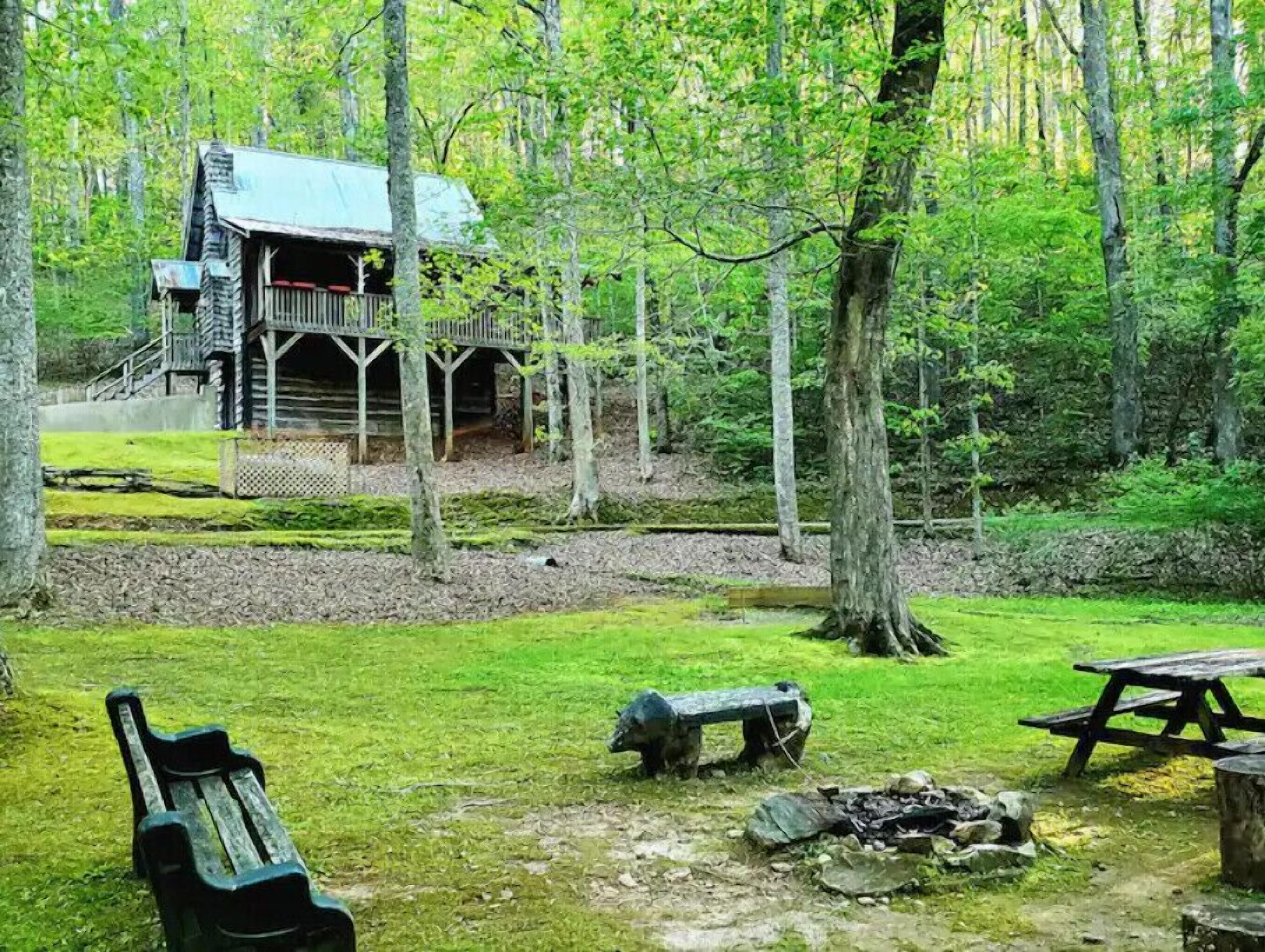 Peaceful Creekside Cabin w/Hot Tub