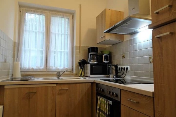 Een koelkast, een microgolfoven, een oven, een kookplaat