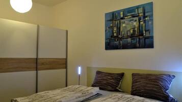 2 chambres, coffres-forts dans les chambres, fer et planche Ă repasser